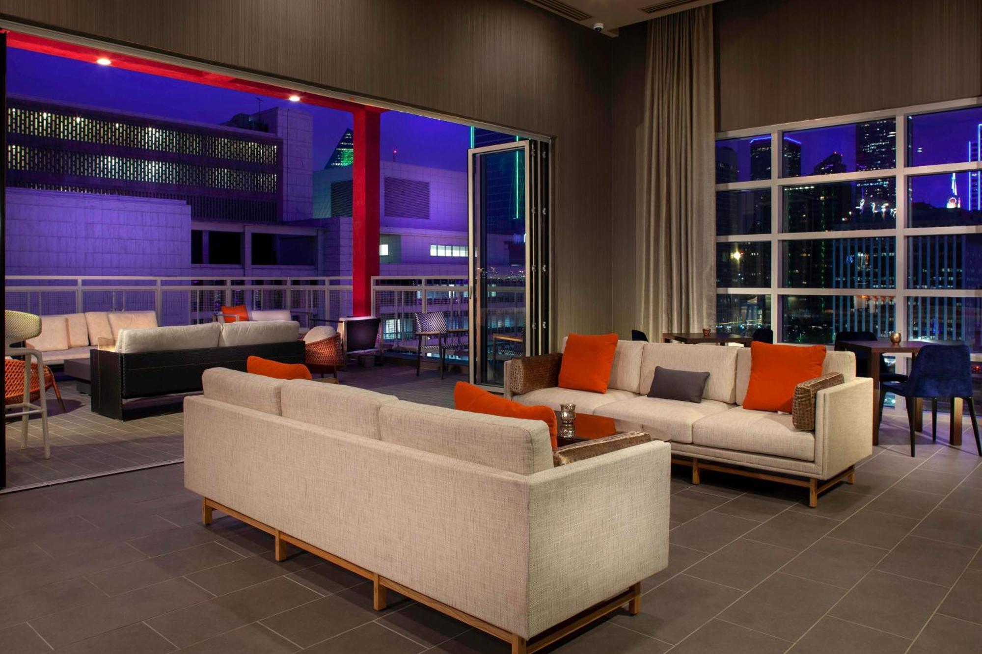 Courtyard By Marriott Dallas Downtown/Reunion District Exterior foto